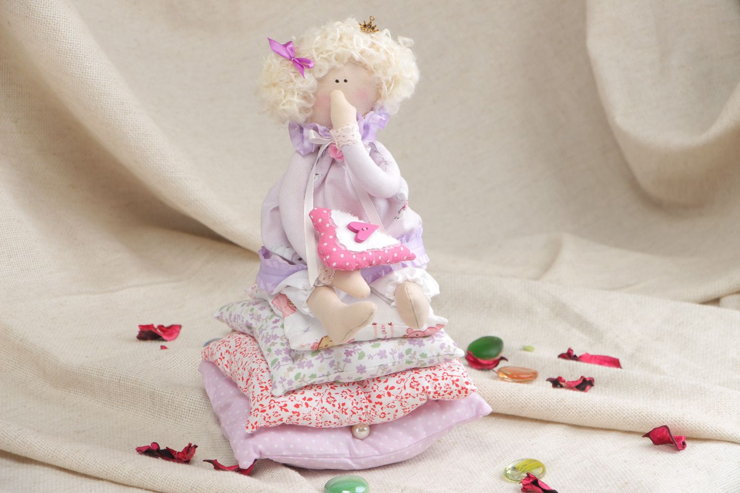 Belle poupée en tissu de coton faite main décor Princesse sur un petit pois photo 5