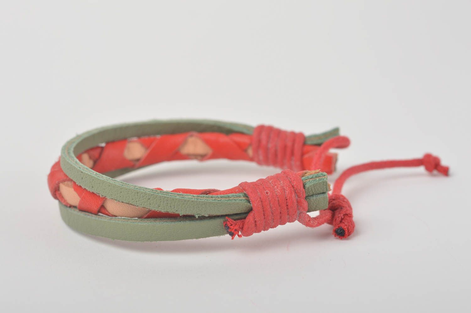 Bracelet en cuir Bijou fait main tressé vert-rouge à nouer Cadeau pour femme photo 5