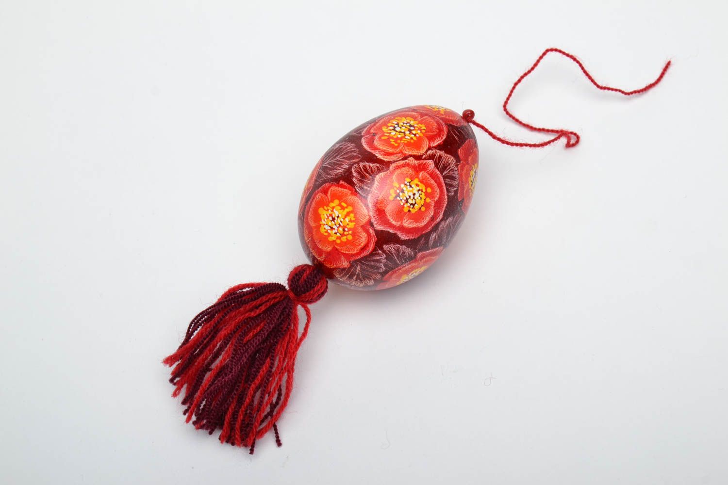 Oeuf décoratif de Pâques original à accrocher rouge avec gland fait main photo 2