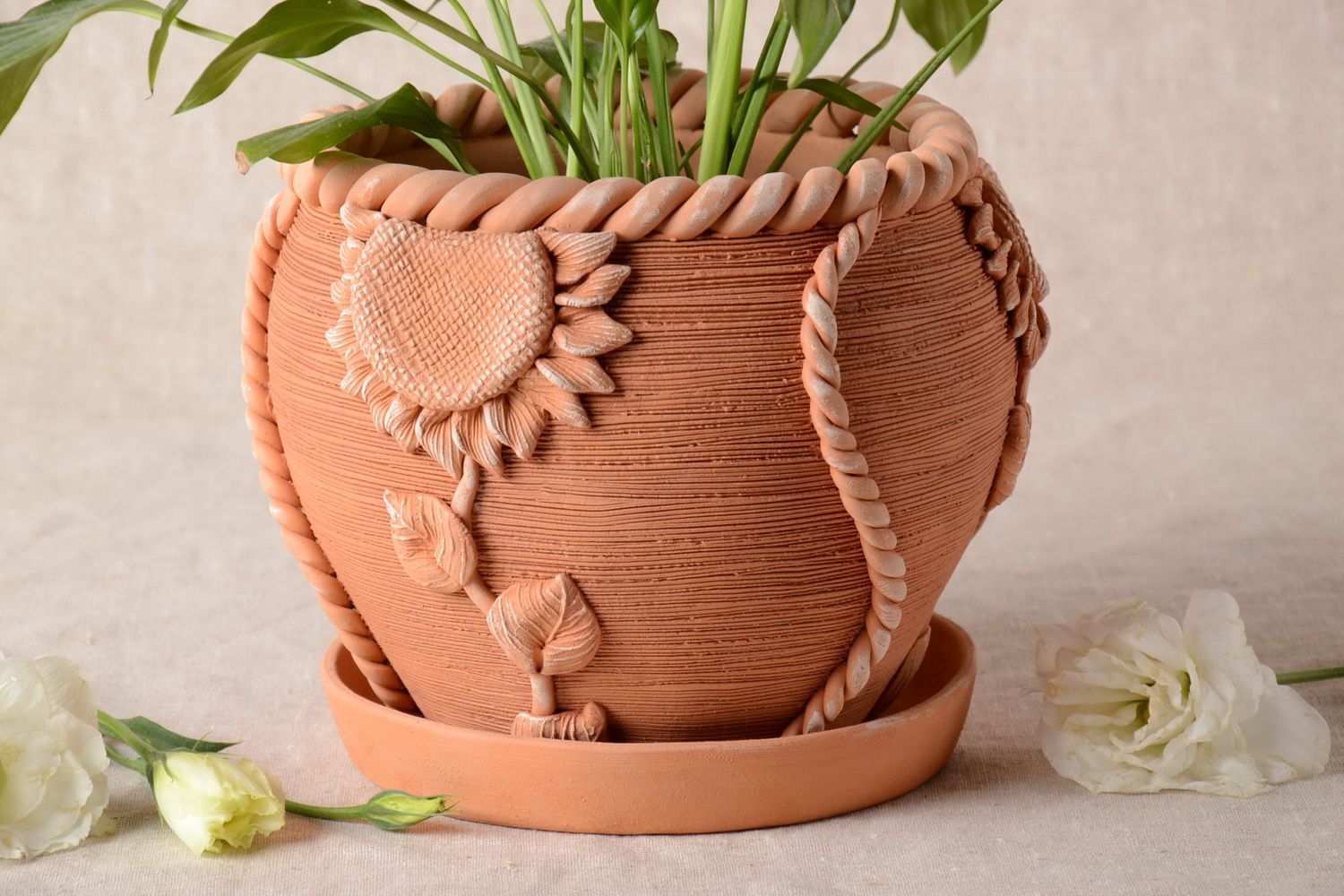 7 inches tall ceramic flower pot 10 inches wide with sunflower molded décor and tray 5,5 lb photo 1