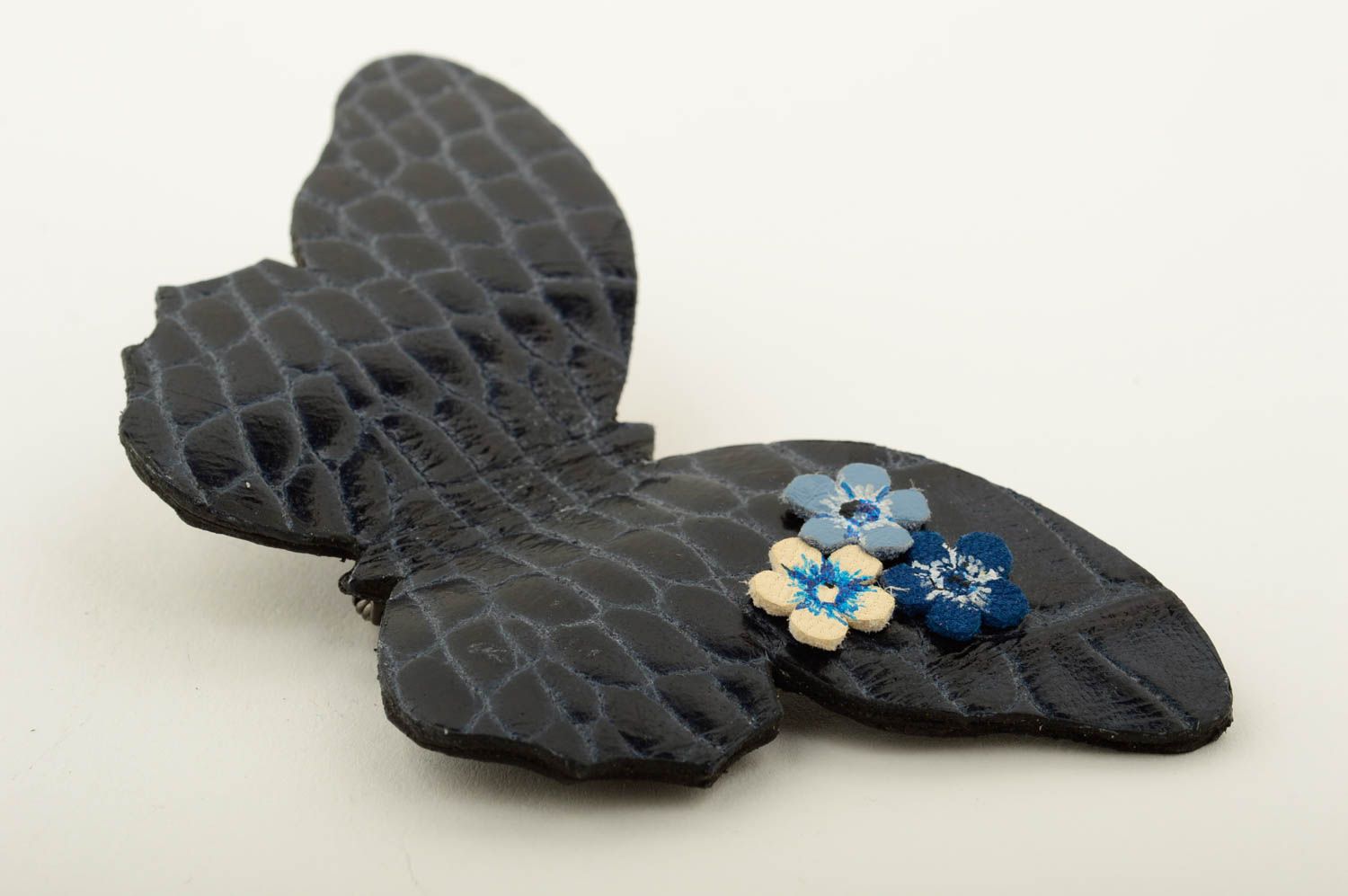 Broche noire faite main Bijou en cuir papillon design original Cadeau femme photo 3