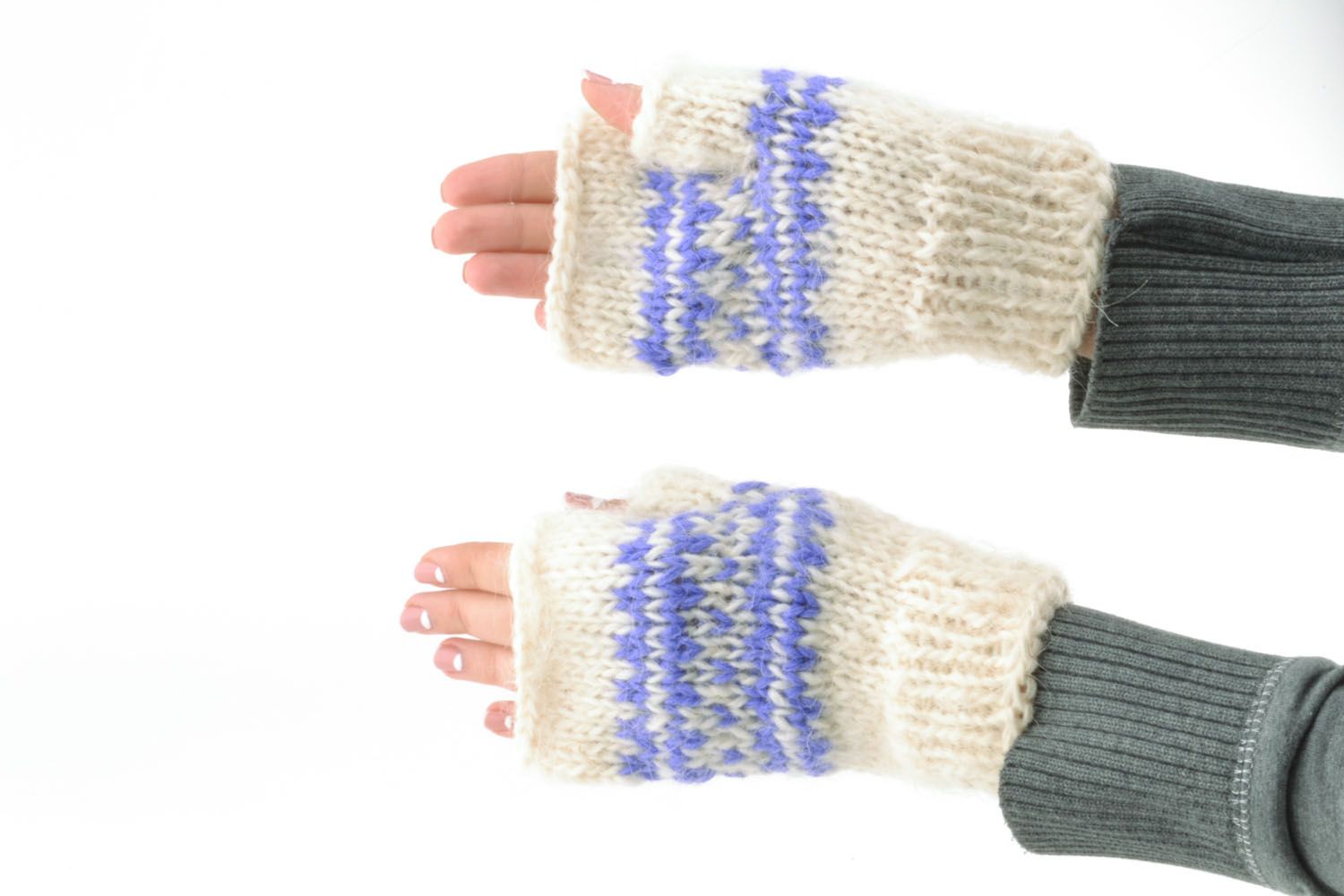 Gestrickte Handstulpen aus Wolle mit blauem Muster foto 2