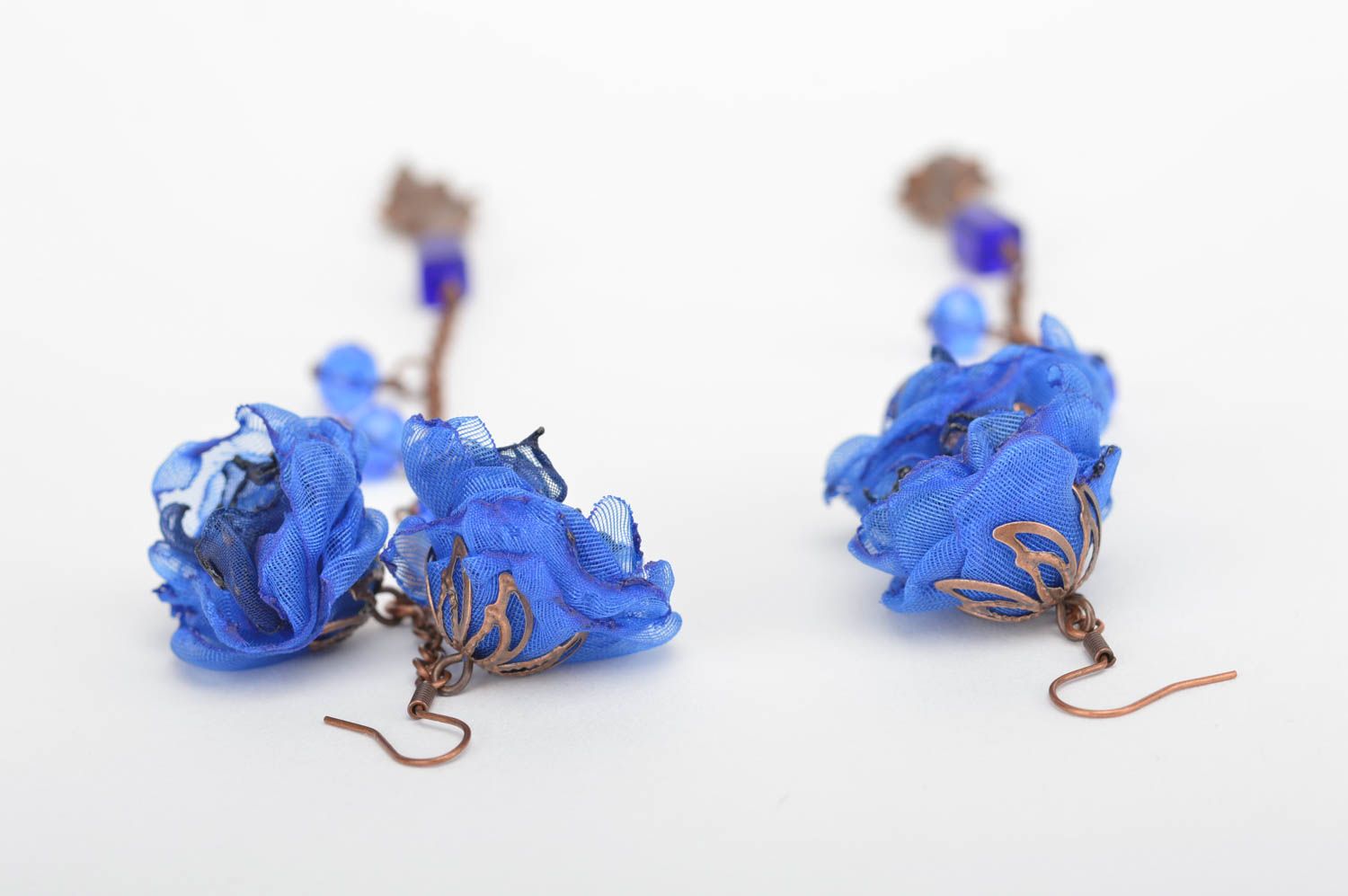 Длинные серьги с цветами из шифона и подвесками на цепочке синие ручной работы фото 5