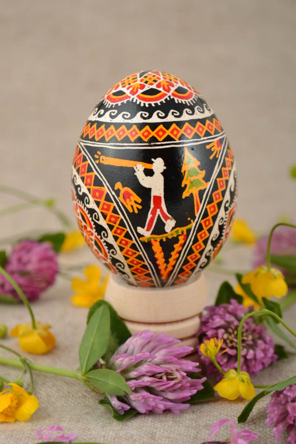 Huevo de Pascua de gallina artesanal pintado con acrílicos bonito foto 1