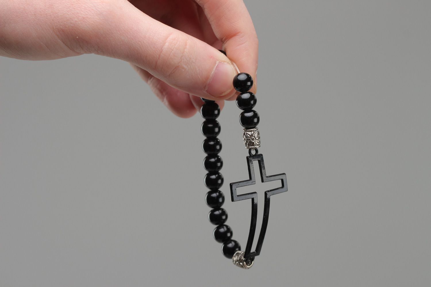 Черный браслет на руку из искусственного камня с крестом стильный для девушки фото 6