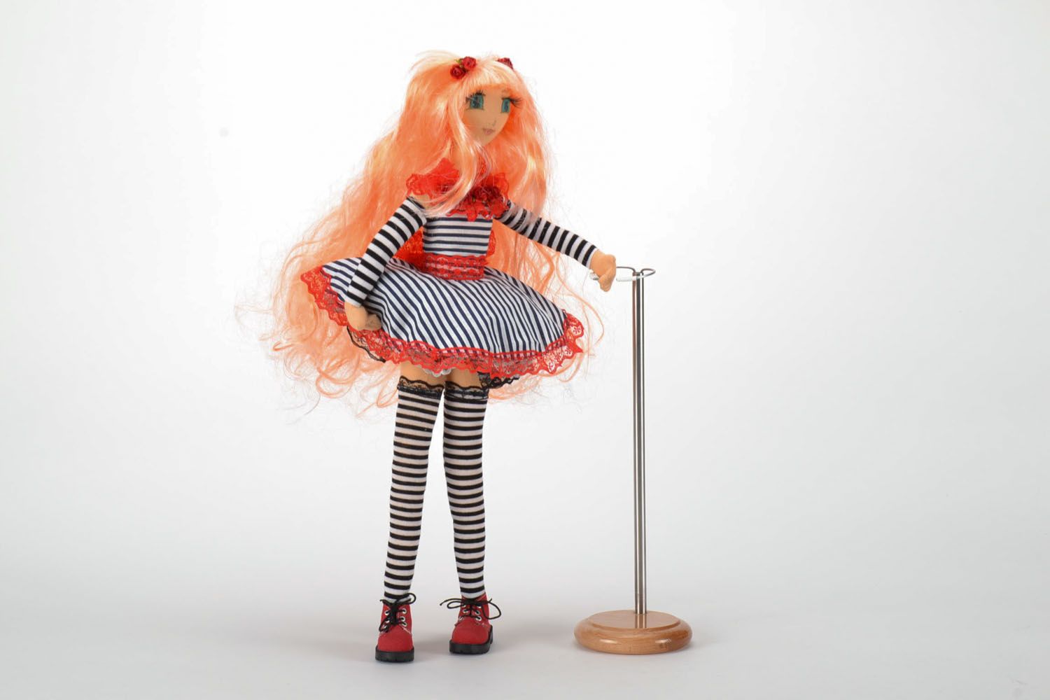 Текстильная кукла на подставке фото 3