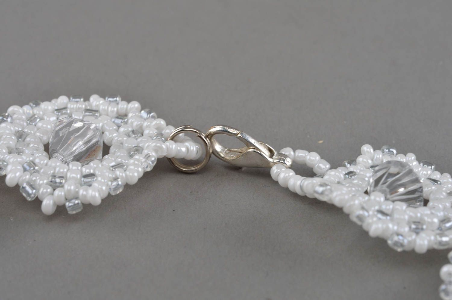 Weißes stilvolles handmade Collier aus Glasperlen und Kunstperlen Schneeflocke foto 4