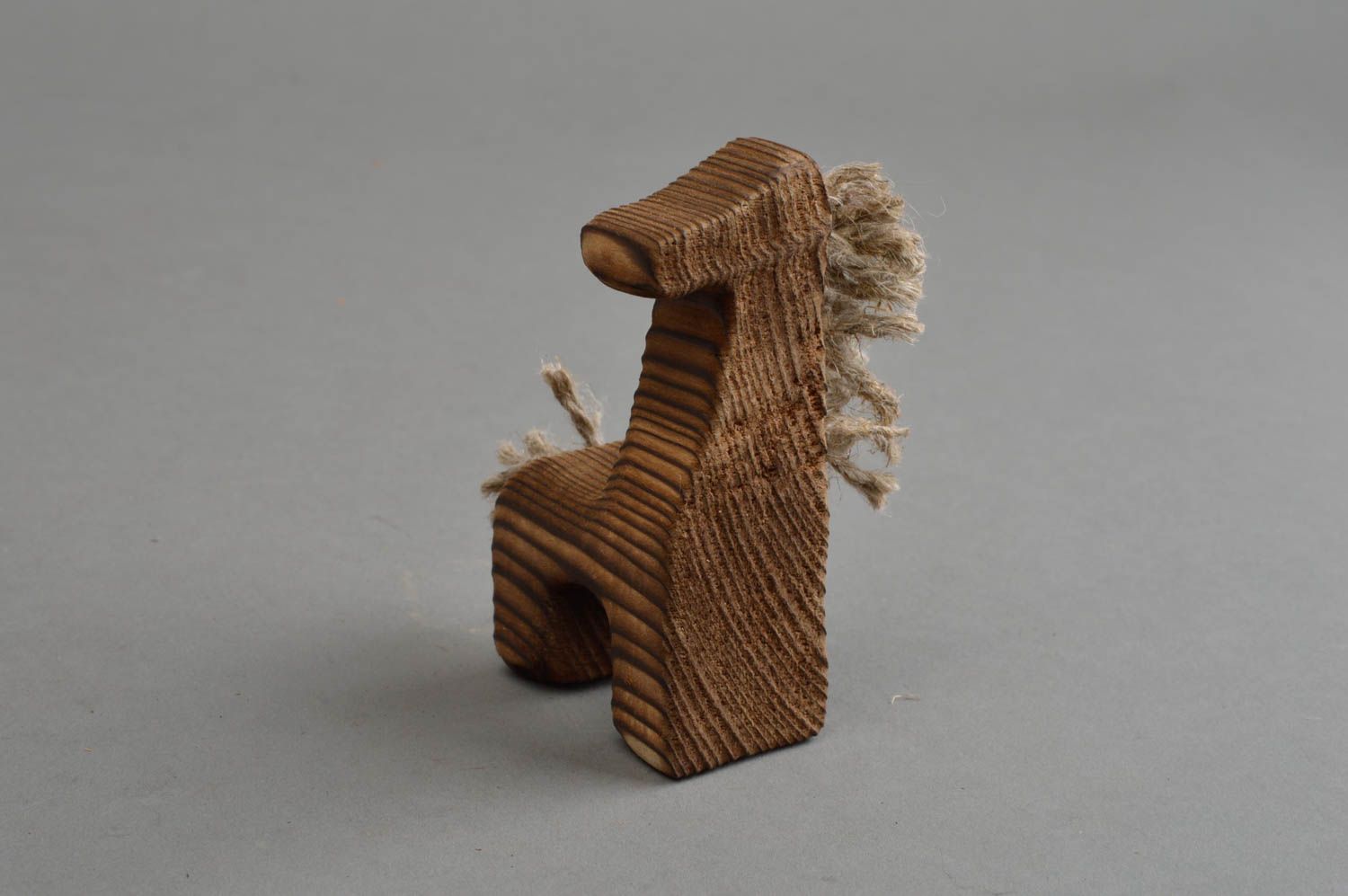 Figurine en bois de pin et cordons de lin faite main écologique marron Cheval photo 3