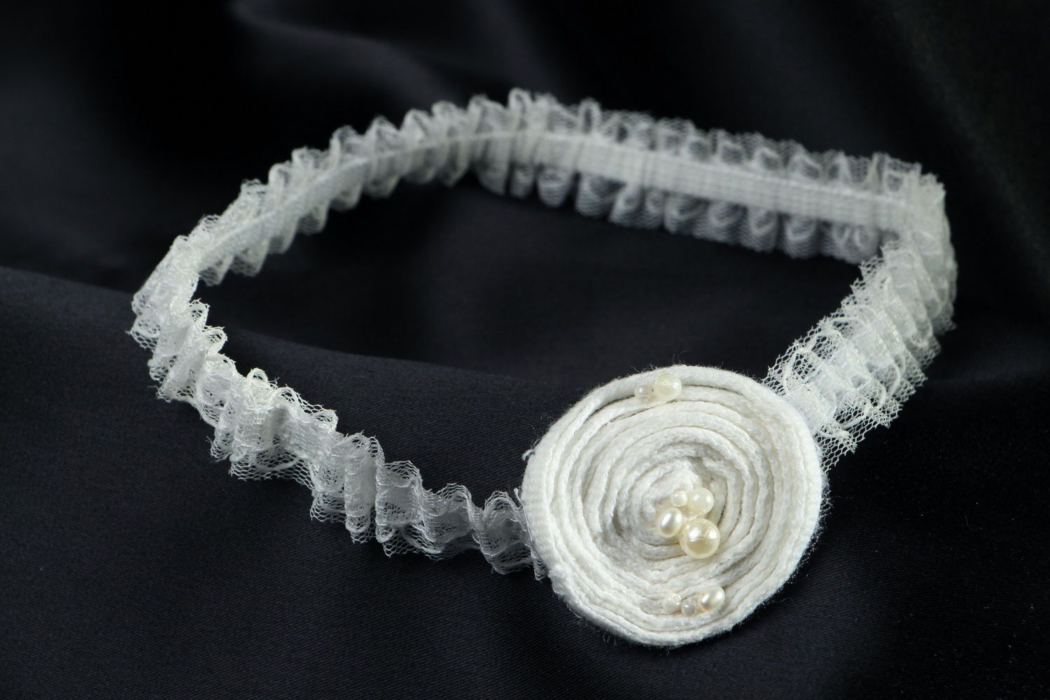Bridal garter with natural pearls photo 4