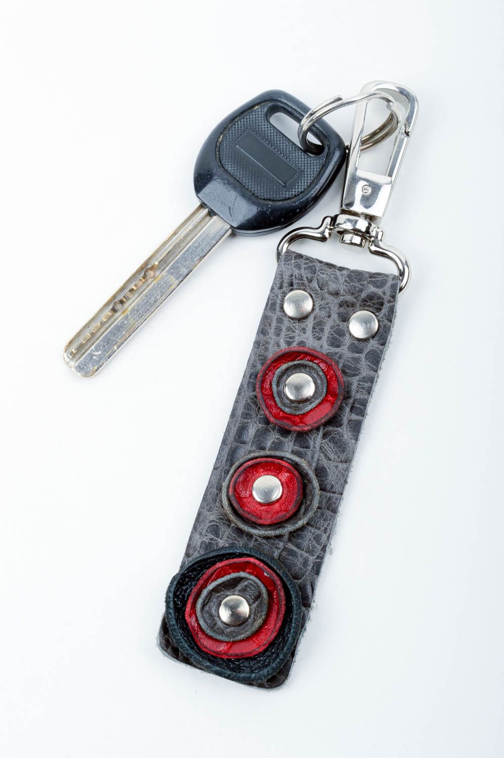 Llavero de cuero rojo y negro hecho a mano regalo original accesorio para llaves foto 1