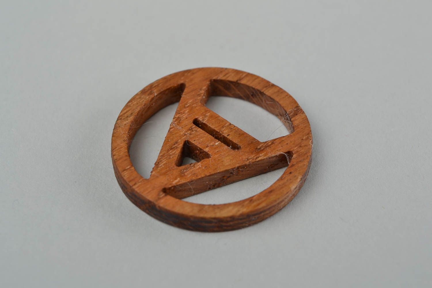 Pendentif sculpté en bois rond fait main original avec symbole de Vélès photo 5