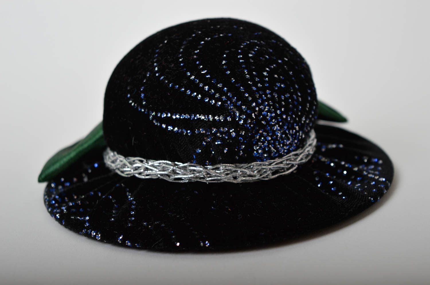Игольница шляпка ручной работы аксессуар для шитья все для вышивания черная фото 3