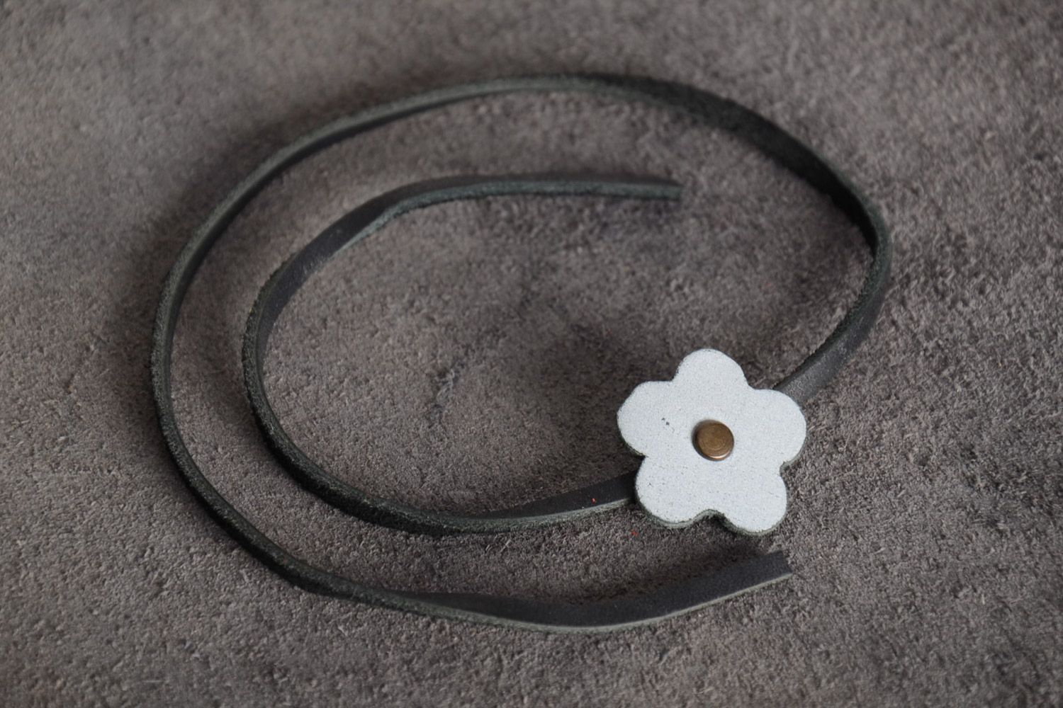 Bracelet en cuir naturel noir avec fleur blanche fait main fin pour femme photo 1