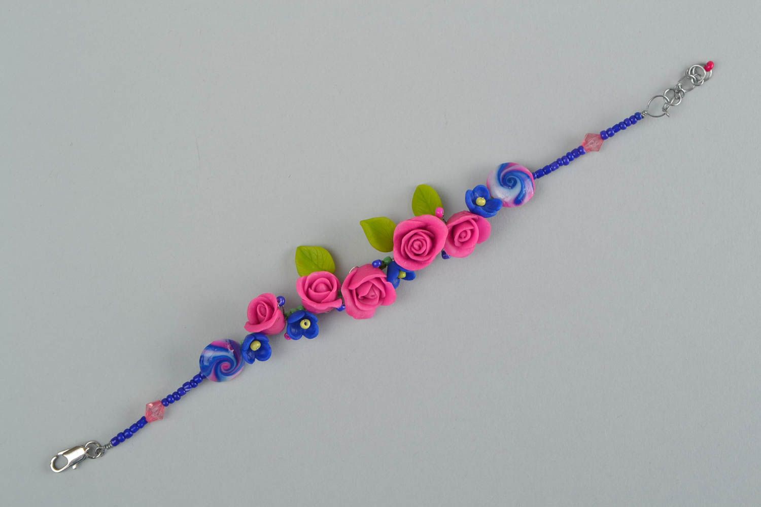 Яркий браслет из полимерной глины с бисером ручной работы с цветами Чайная роза фото 3