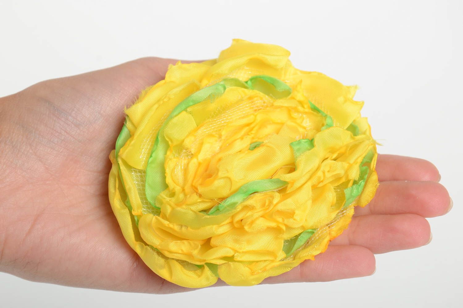 Брошь из ткани ручной работы авторская красивая желтая с салатовым в виде цветка фото 5