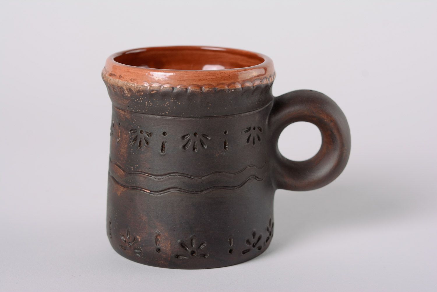 Braune handliche handgemachte Ton Tasse mit Ornament Majolika für Geschenk  foto 1