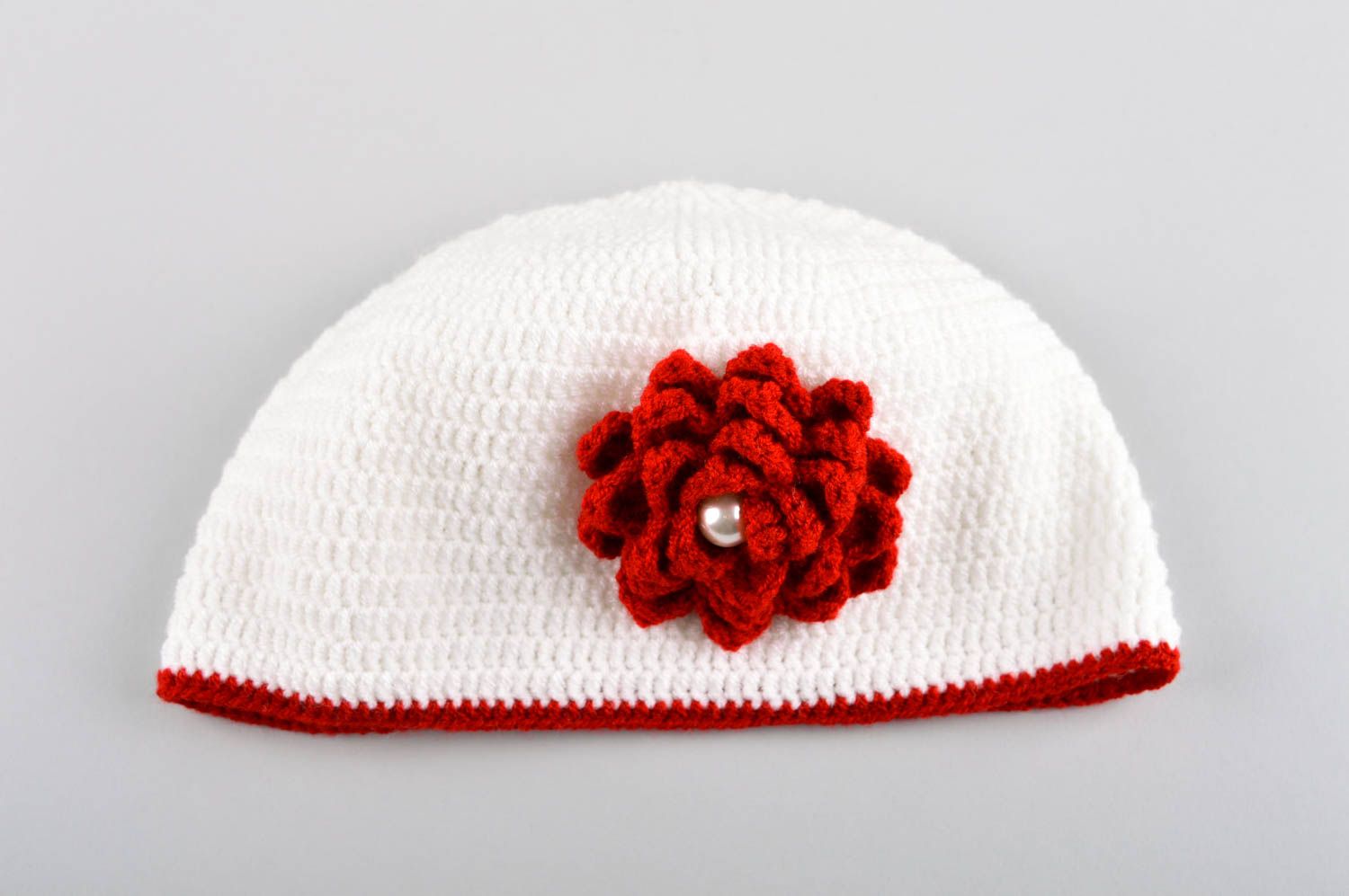 Шапка для девочки хэнд мейд вязаная шапка белая зимняя шапка с красным цветком фото 4