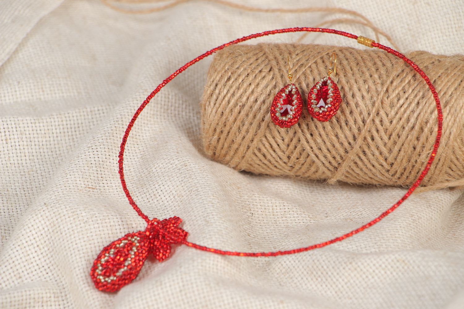 Red evening jewelry set with beads and rivoli photo 5