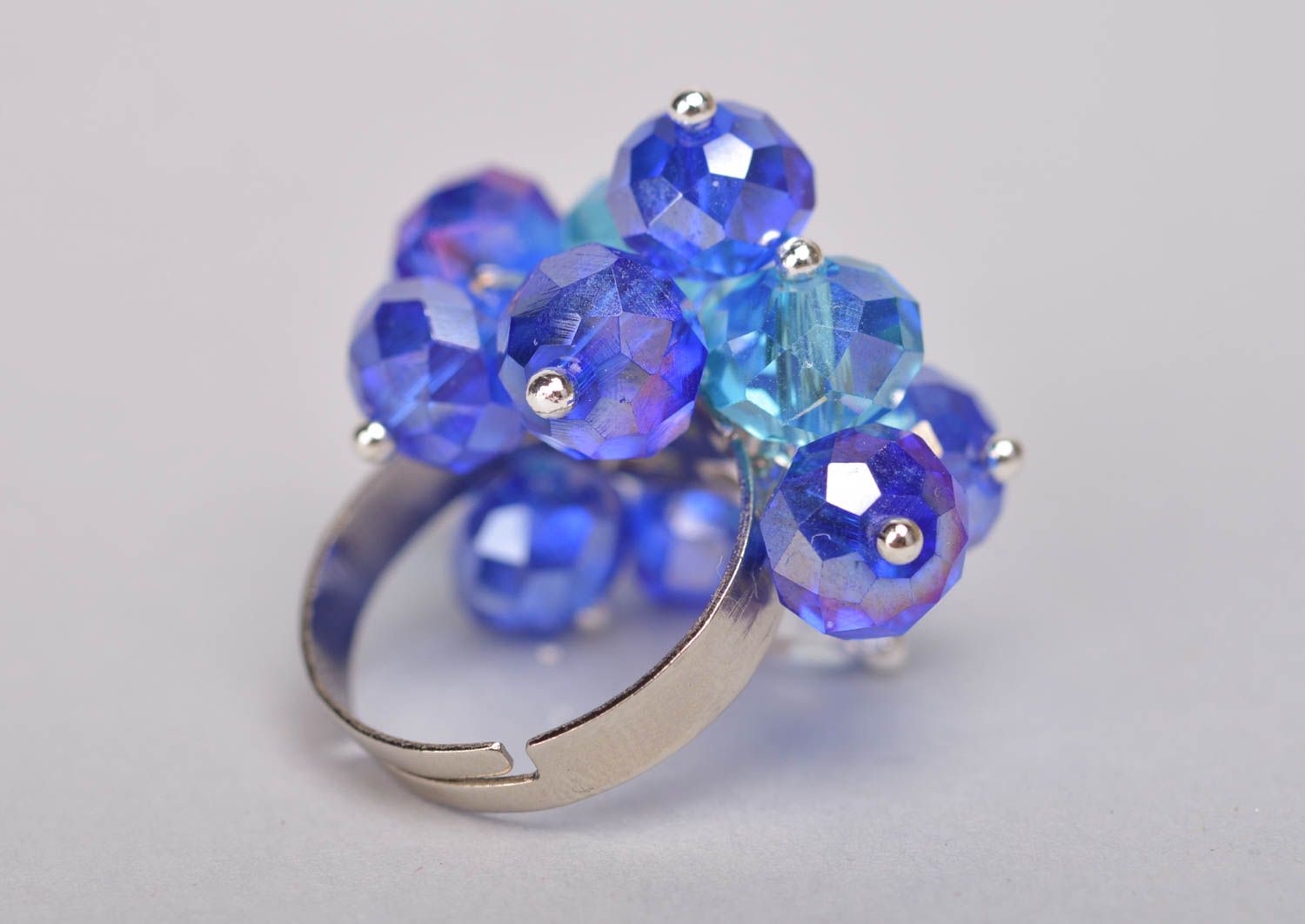 Синее кольцо из бусин на металлической фурнитуре аксессуар ручной работы  фото 4