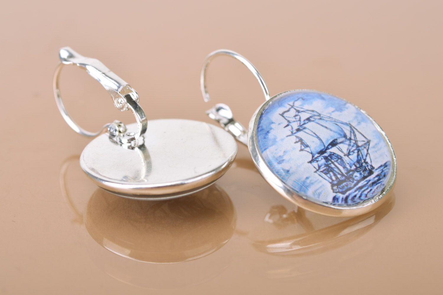 Runde kleine blaue handmade Ohrringe mit einem Print unter Glas im Marine Stil  foto 5