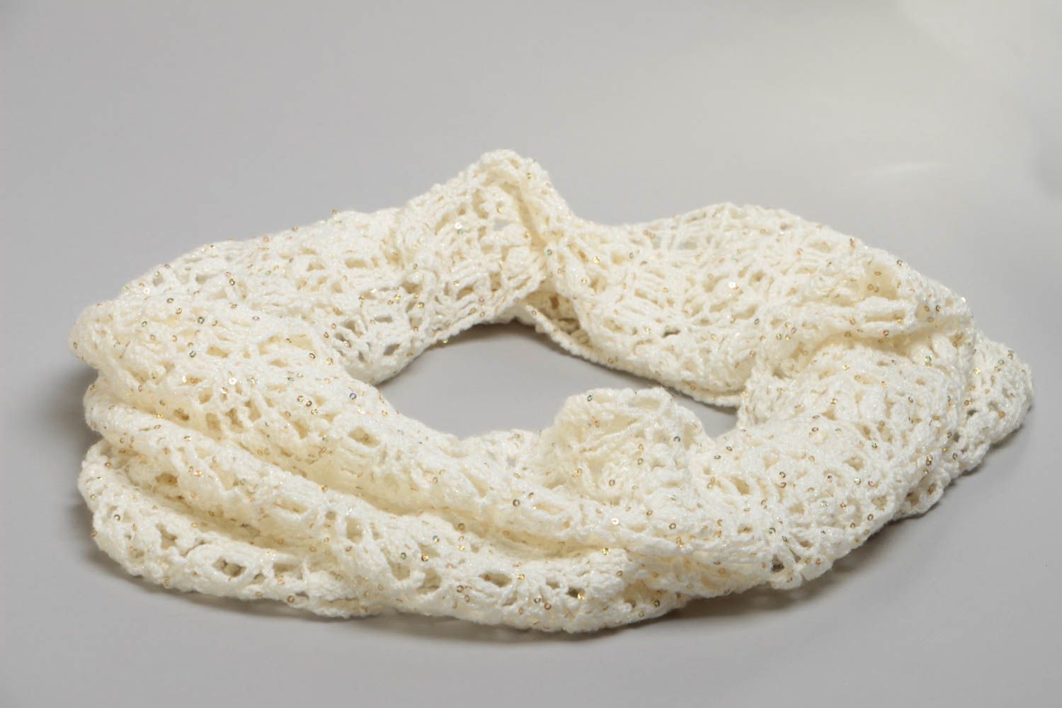 Durchbrochener weißer gehäkelter handgemachter Schal für Mantel stilvoll foto 3