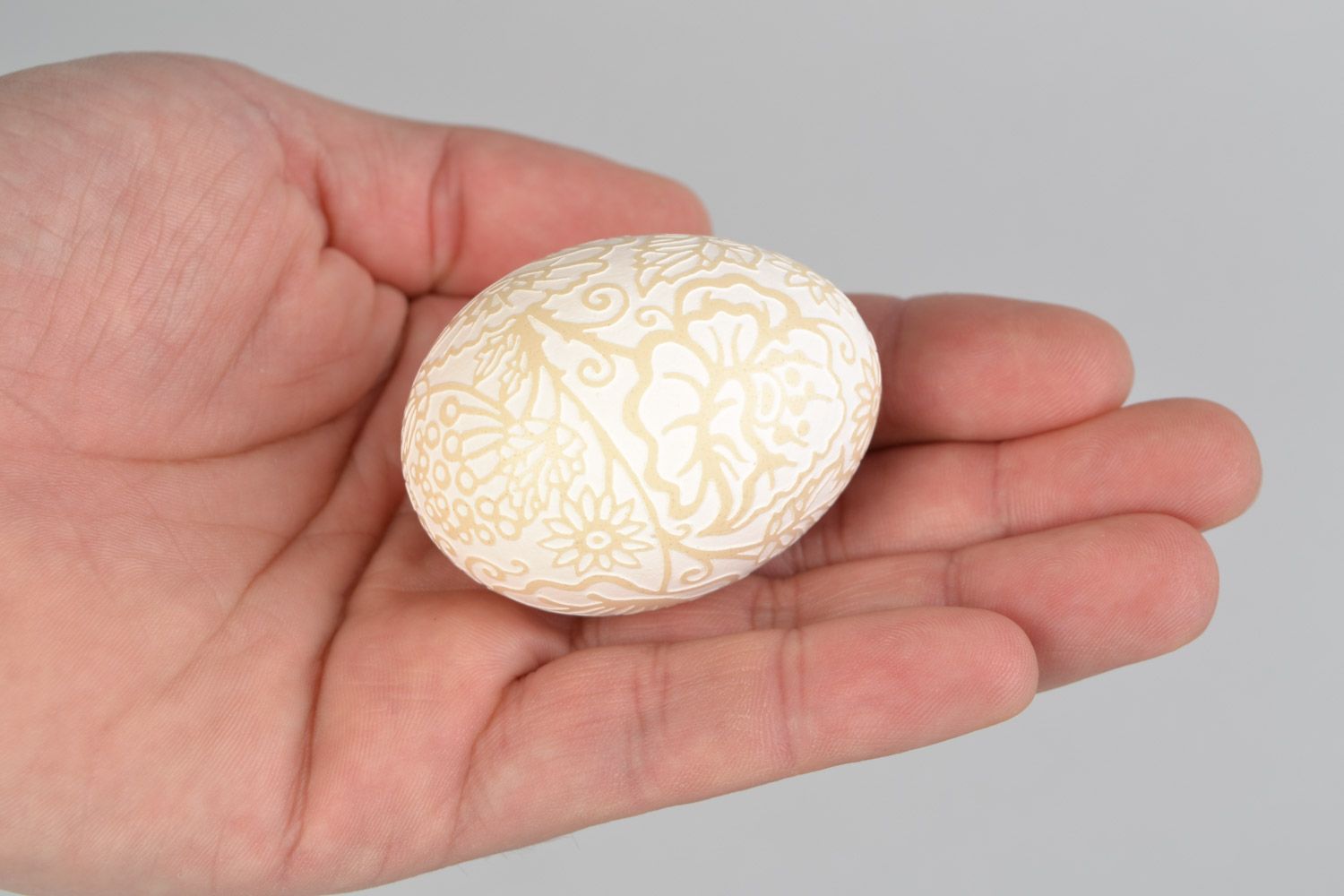 Huevo de Pascua artesanal en técnica de corrosión con vinagre original con ornamentos foto 2