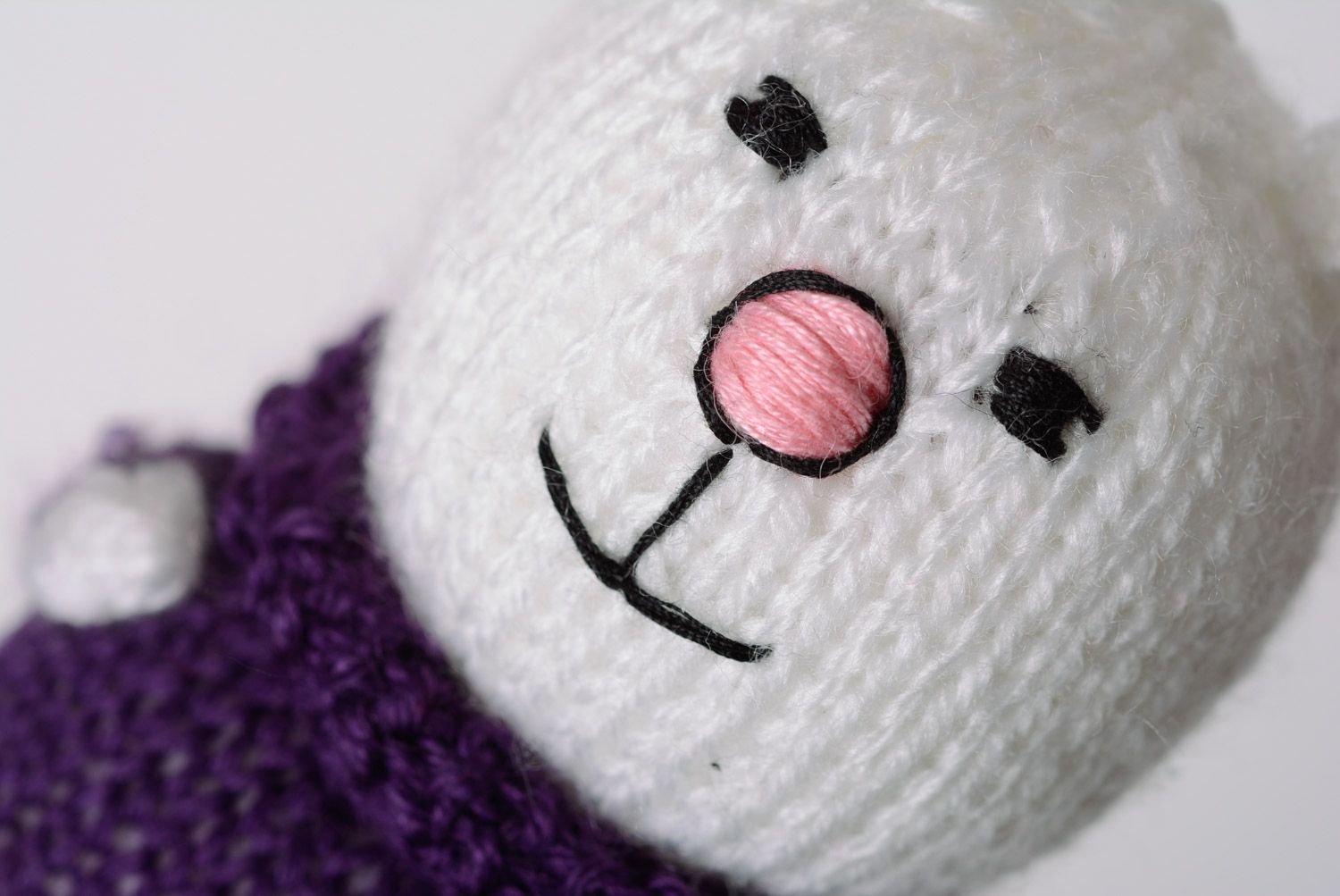 Juguete de peluche liebre blanca en suéter violeta artesanal sonriente foto 2