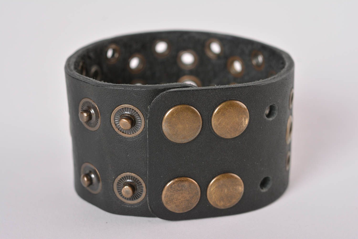 Bracelet en cuir fait main Bijou de main large noir Accessoire pour femme photo 3