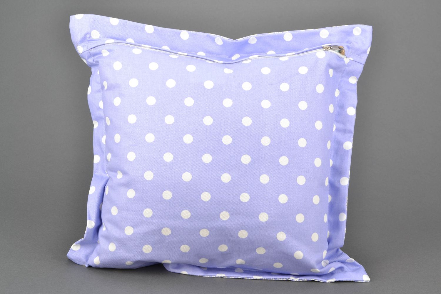 Мягкая диванная подушка в голубой цветовой гамме фото 3
