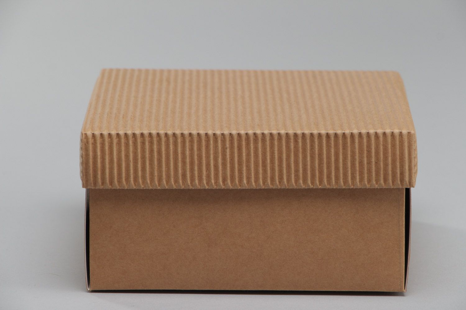 Petite boîte en carton brune carrée avec couvercle gaufré pour cadeau faite main photo 2