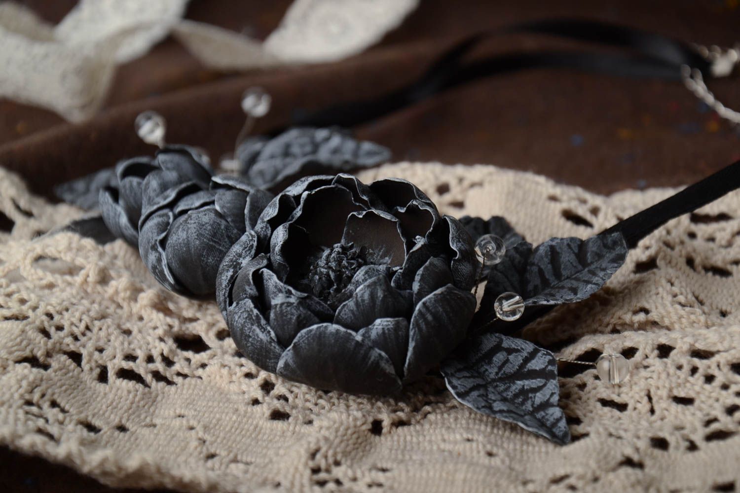 Колье из самозастывающей глины черное с цветами на лентах стильное ручная работа фото 1