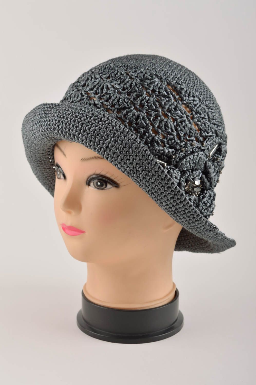 Handmade gehäkelter Hut Designer Accessoire Hut für Damen schöner Hut grau foto 2