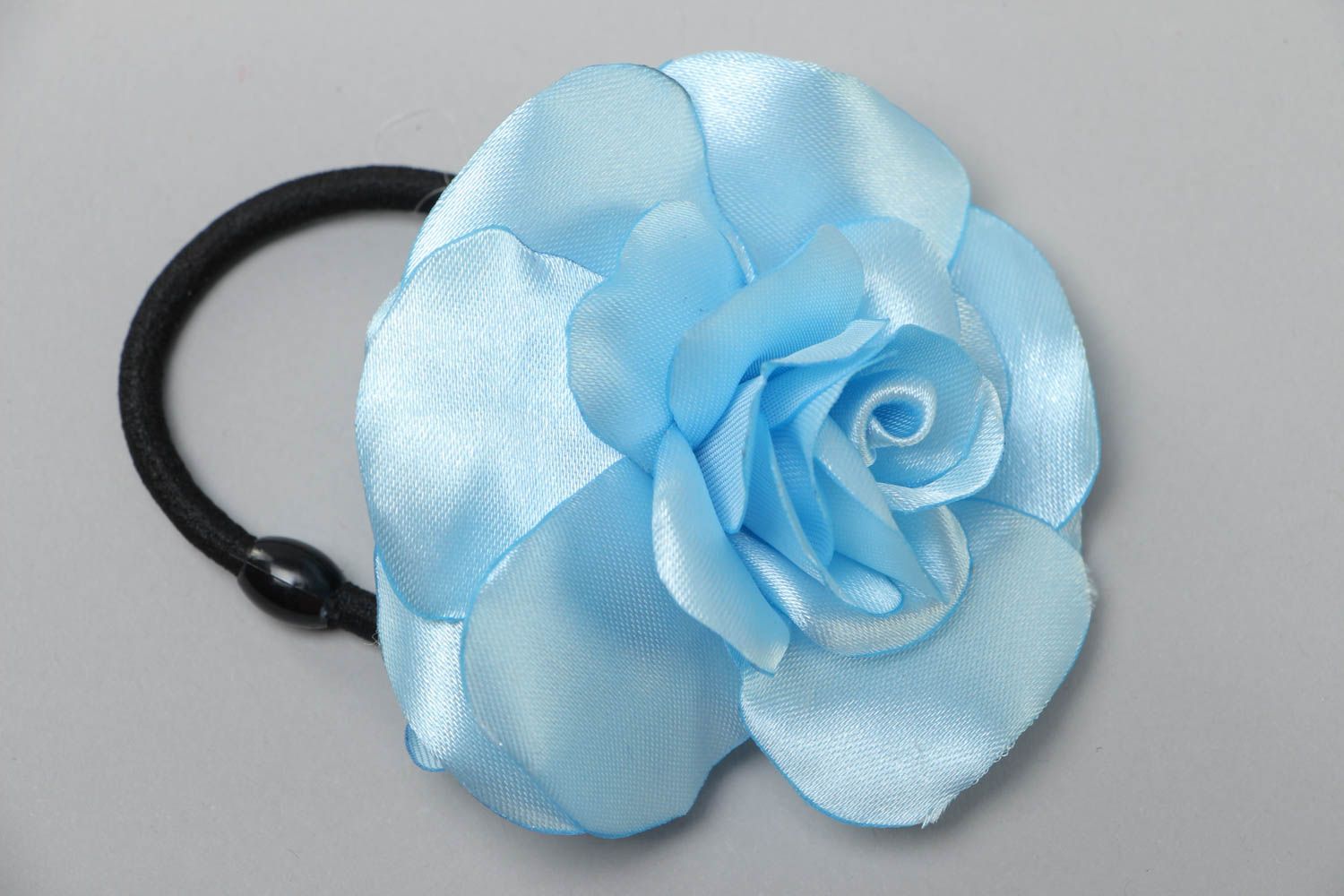 Резинка для волос из атласных лент голубая роза ручной работы женская красивая фото 2