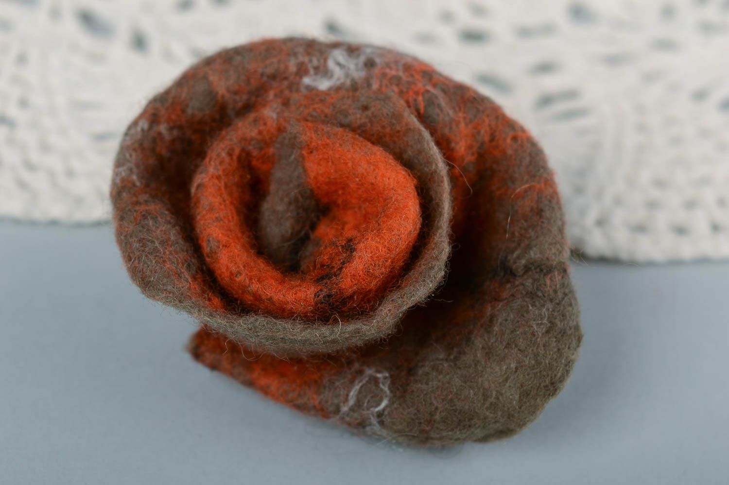 Broche fleur de rose marron Bijou fait main Cadeau femme en laine feutrée photo 1