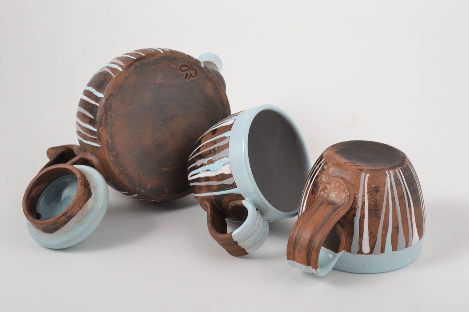 Tetera de cerámica y tazas artesanales utensilios de cocina vajilla moderna foto 5