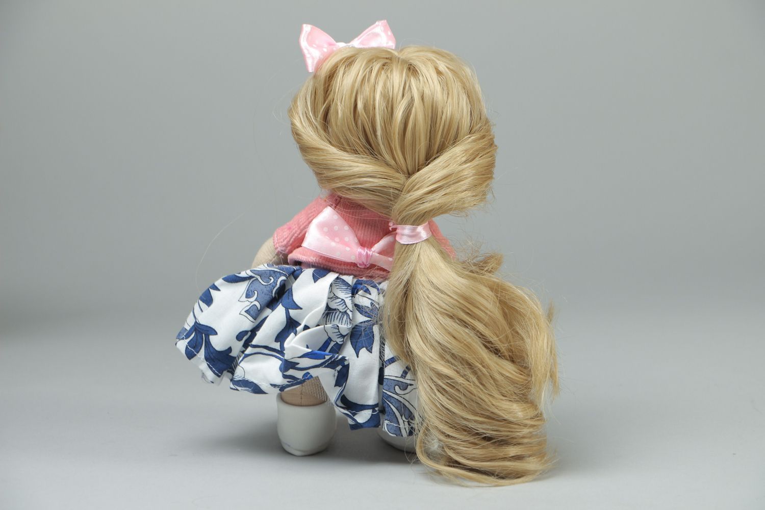 Künstlerische Puppe mit langen Haaren foto 3