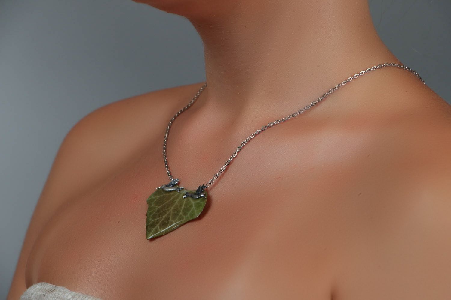 Pendant with Ivy Leaf in Epoxy Resin photo 5