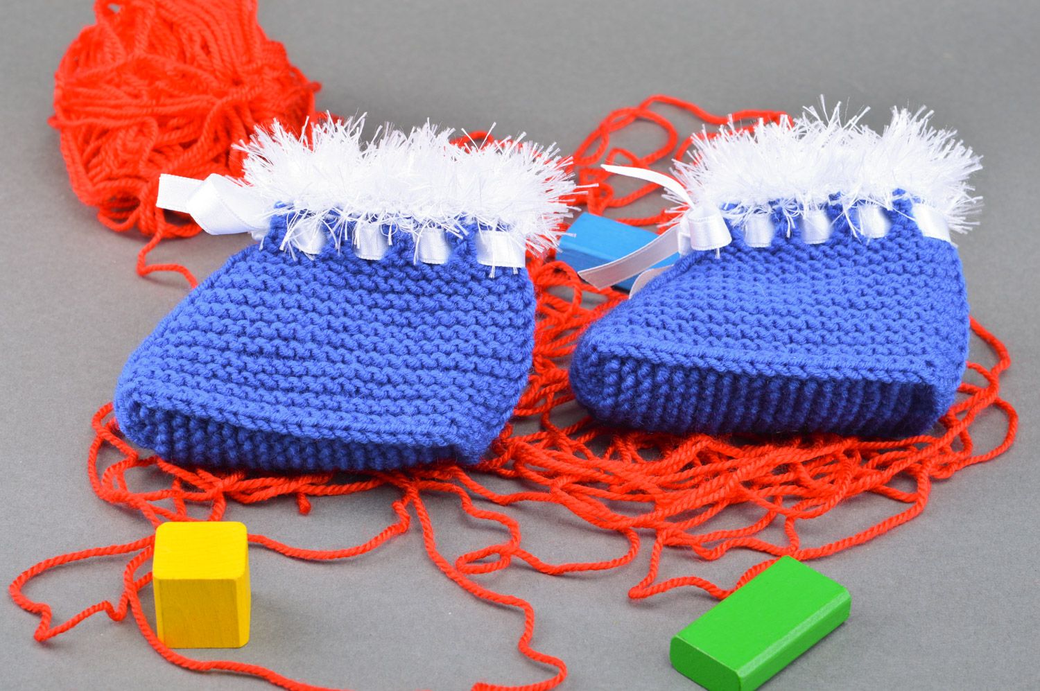 Chaussons de bébé tricotés aux aiguilles faits main chauds bleus originaux photo 1