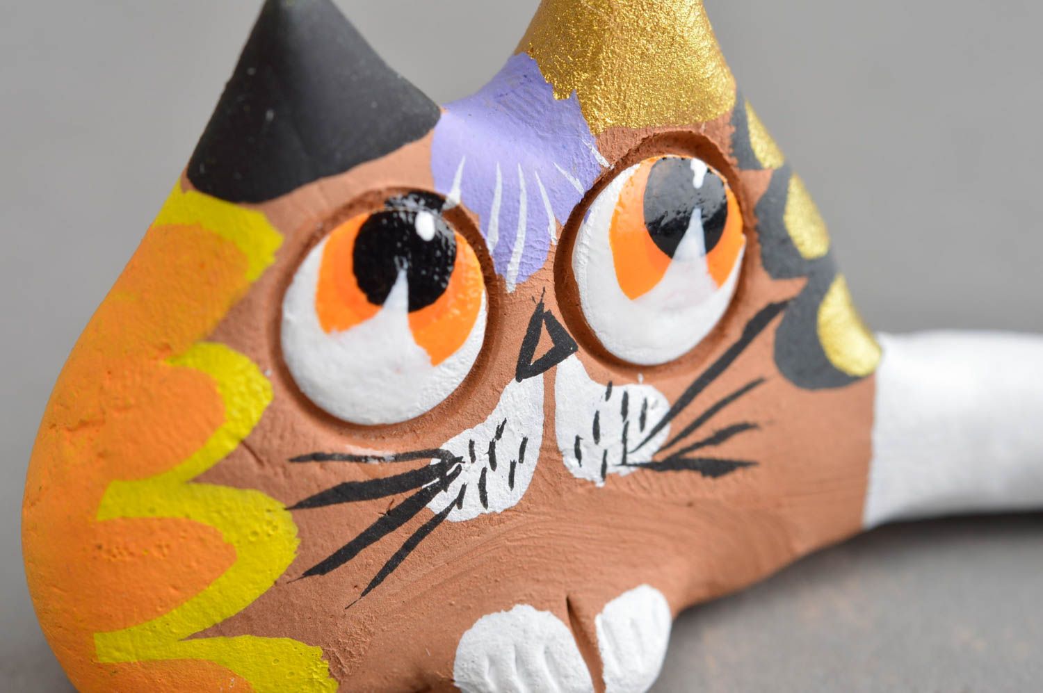 Забавный сувенир ручной работы из глины кот коричнево оранжевый с белым хвостом фото 5