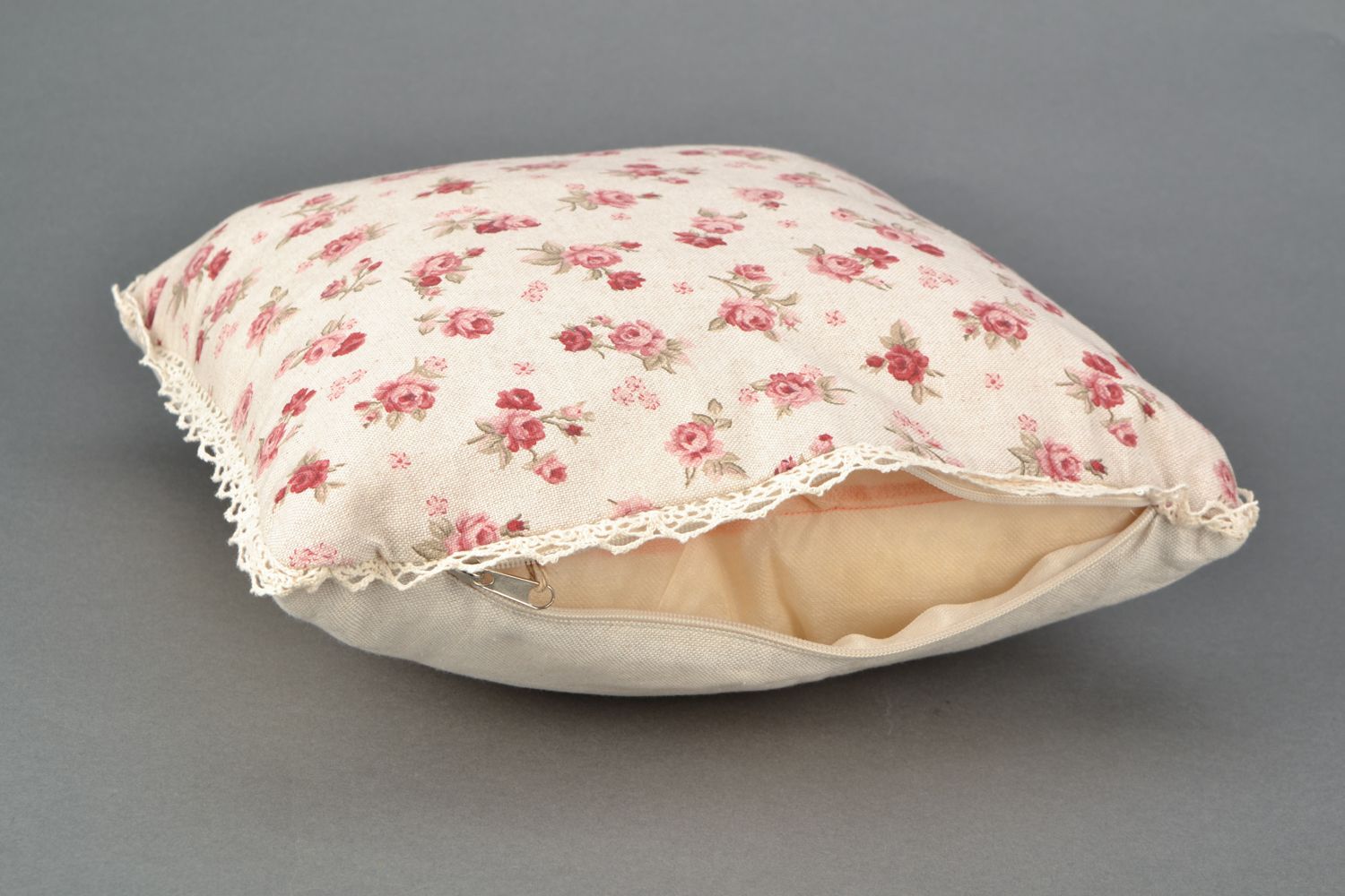 Coussin de canapé en tissu de coton et polyamide avec dentelle en coton photo 4