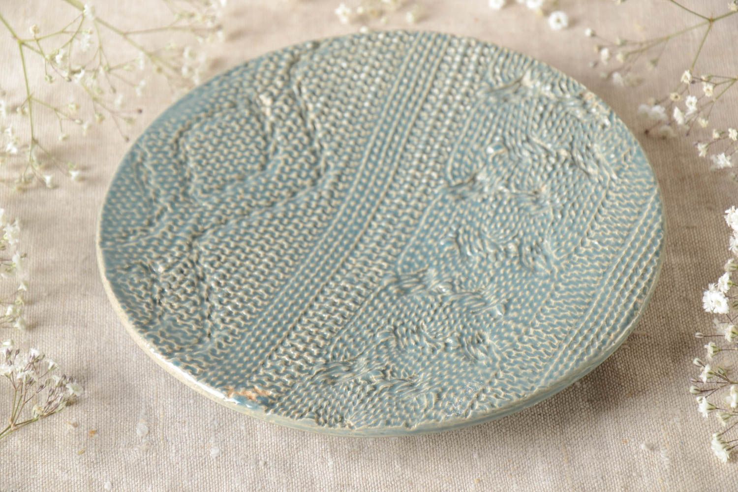 Необычная тарелка из глины круглая голубая с имитацией вязки ручная работа фото 1