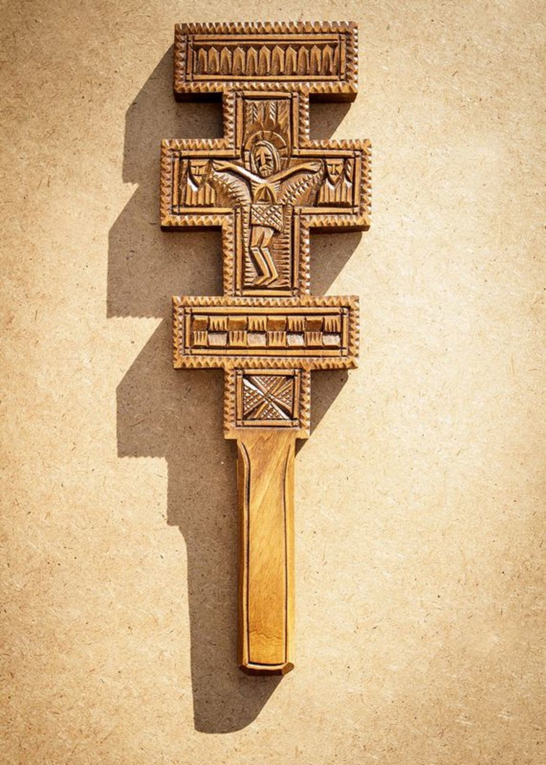 Настенный деревянный крест фото 2