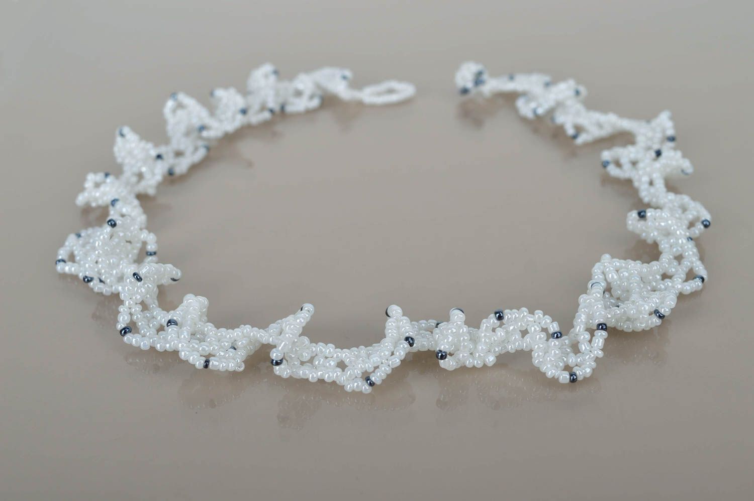 Украшение ручной работы белое колье из бисера оригинальное ожерелье из бисера фото 4