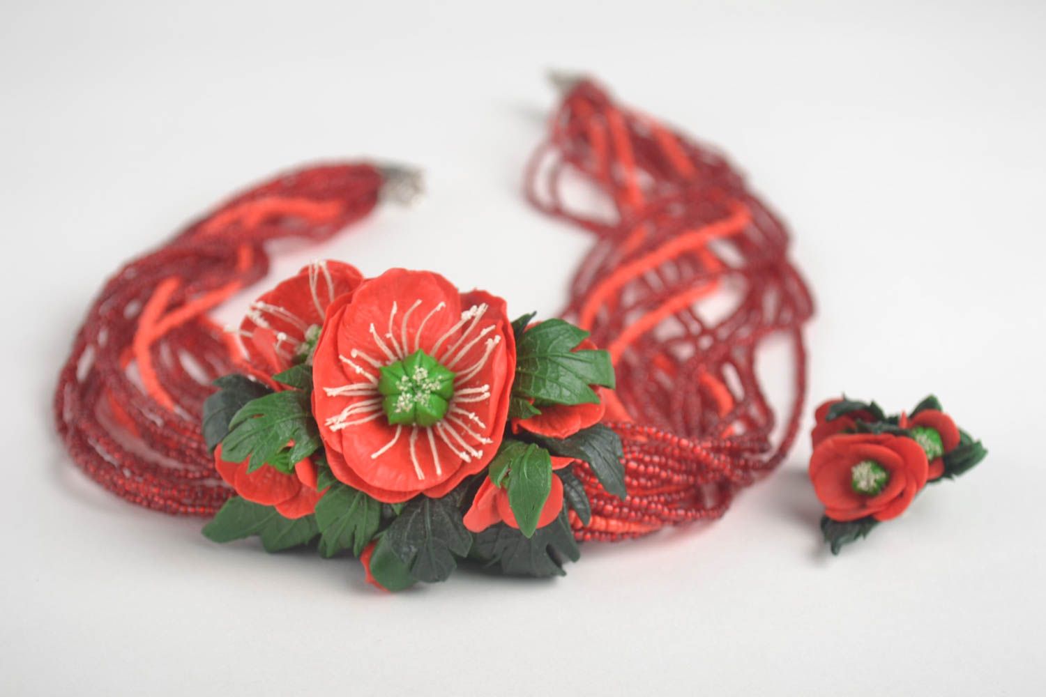 Conjunto de bisutería artesanal de collar y broche con flores de porcelana fría foto 2