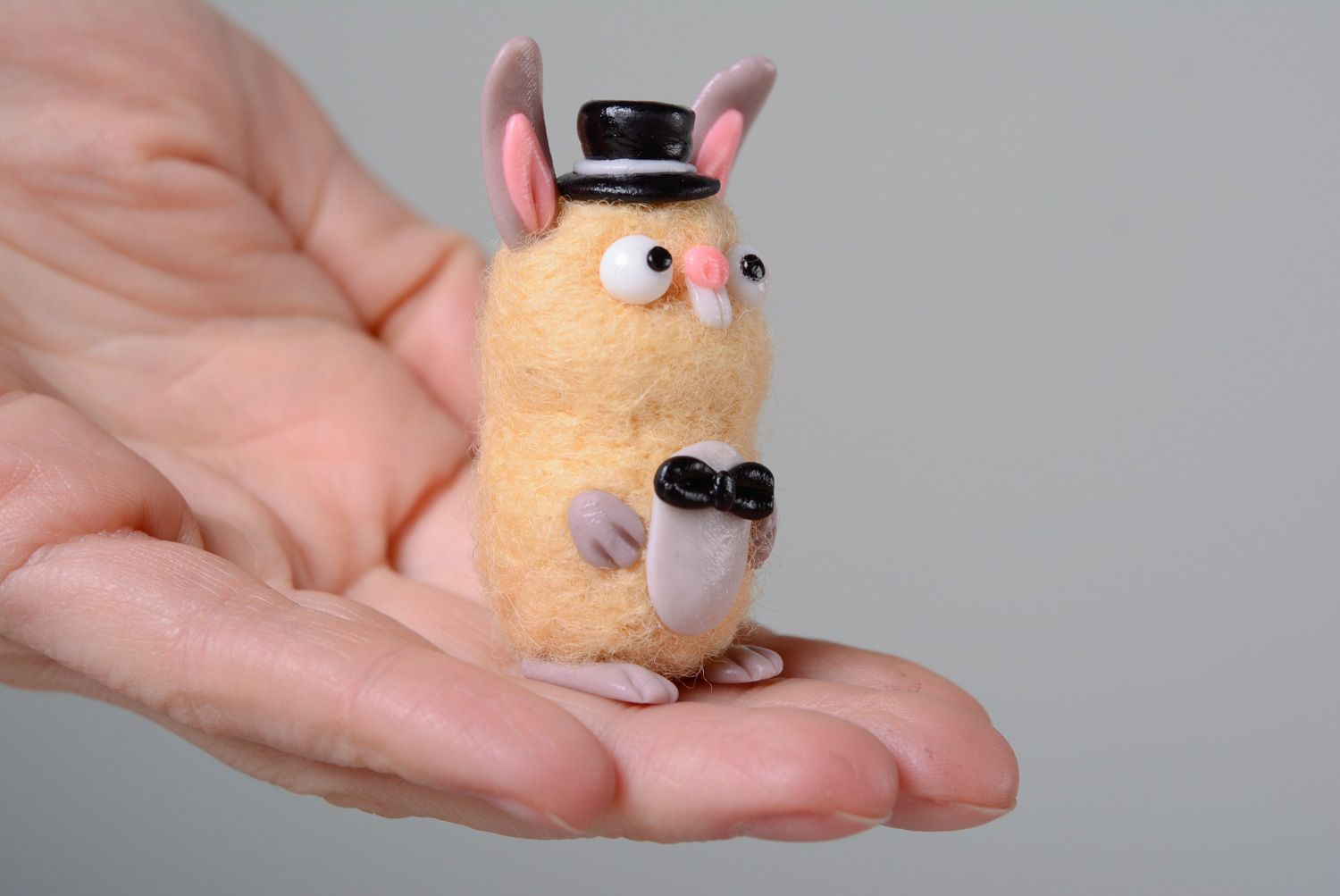 Handmade miniatur Kuscheltier Kaninchenaus Wolle in Trockenfilzen Technik foto 5