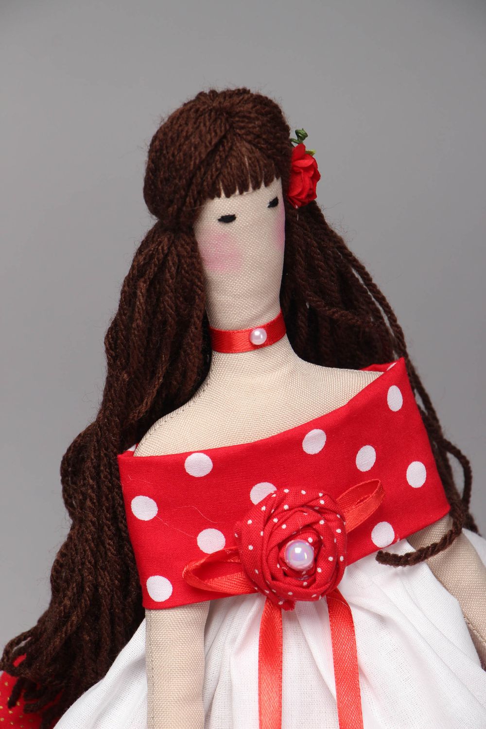 Grande poupée artisanale en robe rouge  photo 2