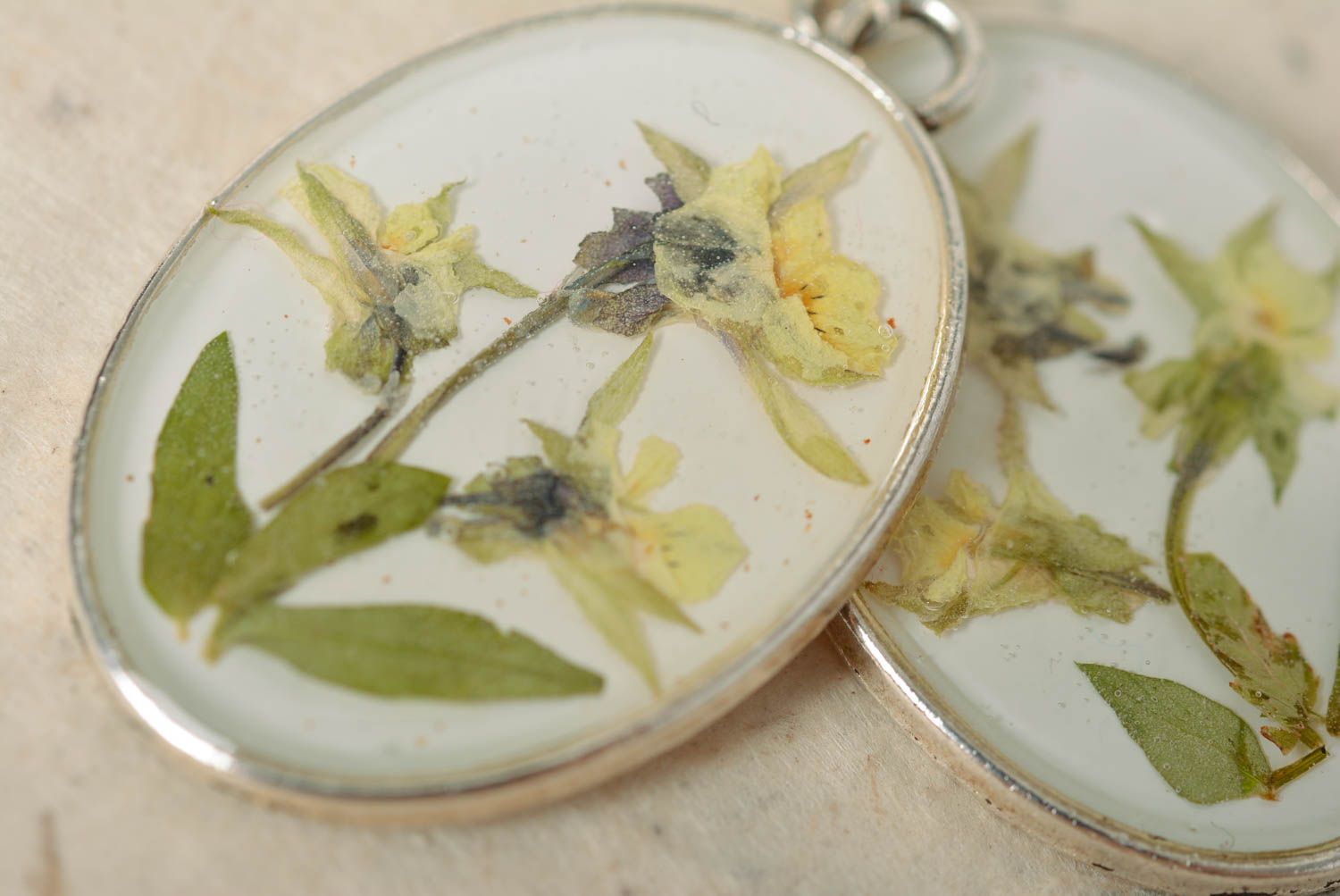 Pendientes ovalados con flores secas en resina epoxi bonitos hechos a mano foto 3