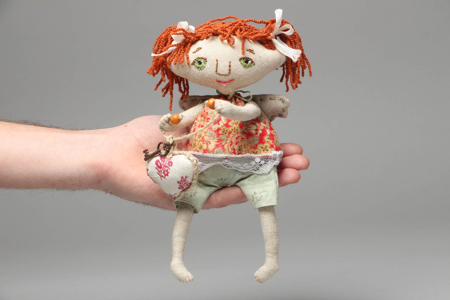Muñeca textil hecha a mano para casa foto 4