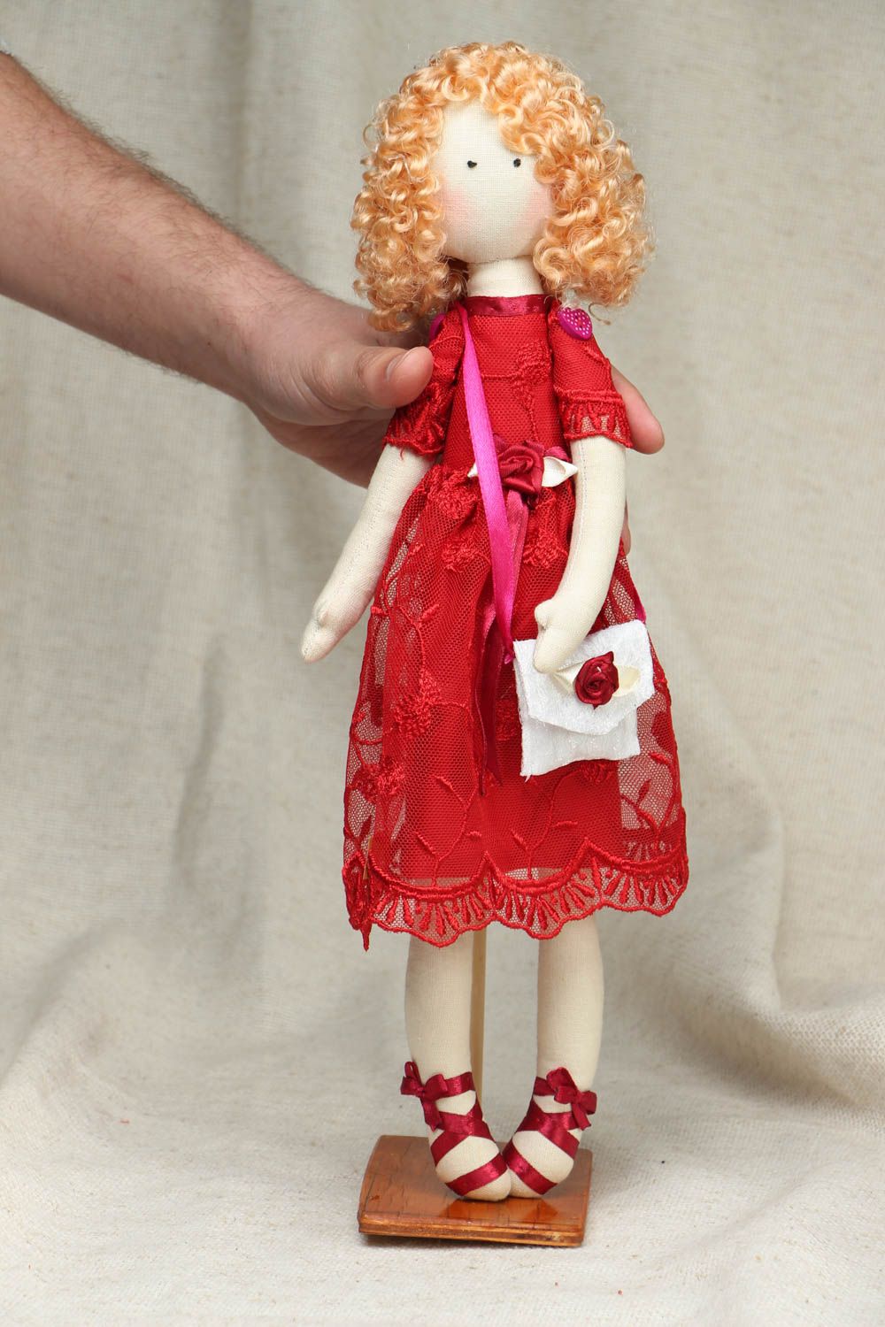 Muñeca artesanal en soporte foto 4