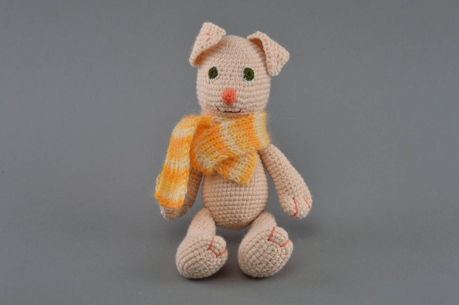Jouet tricoté original fait main petit pour enfant en forme de chien beige photo 1